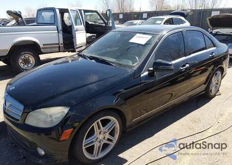 2010 Mercedes-Benz C 300 Luxury/Sport z USA, uszkodzony, nr VIN WDDGF5EB8AR129871